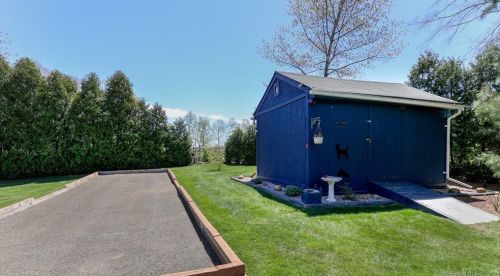 41 Brockett Farm Rd, North Haven CT 06473-3583 exterior