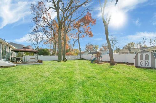 38 Dl Rd, Enfield CT 06082-5139 exterior