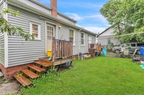 36 College St, Enfield, CT 06082-3307