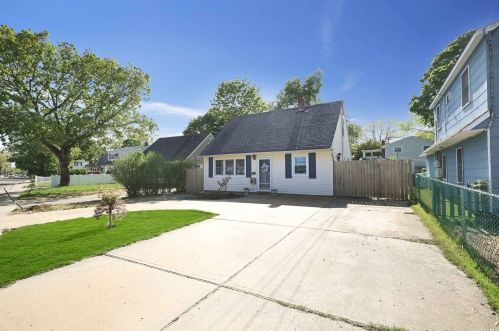 98 Commack Rd, Babylon, NY 11703-1712