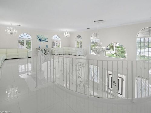 9980 Vanderbilt Dr, Naples FL 34108-2170 exterior