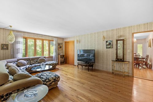 502 Spooner Rd, Milwaukee WI 53217-2829 exterior