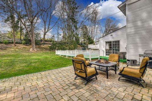 38 Fuller St, Huntington Station NY 11746-6657 exterior