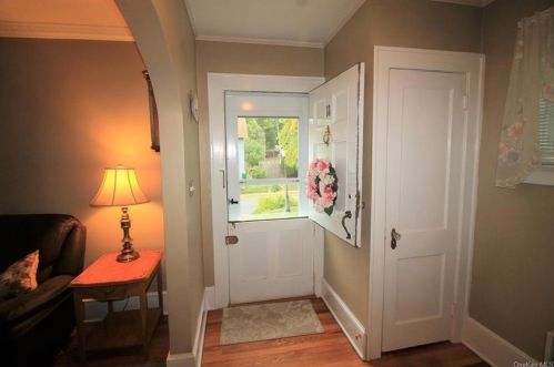 11 Lindbergh Pl, Poughkeepsie, NY 12603-1201