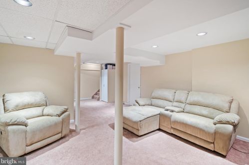 9 Riverbend Dr, New Brunswick NJ 08902-1100 exterior