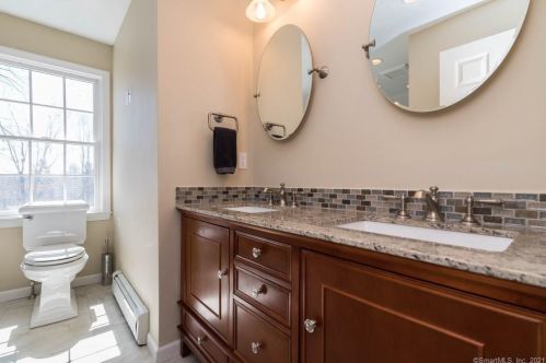 11 Farrar Ln, Ridgefield CT 06877-2406 exterior