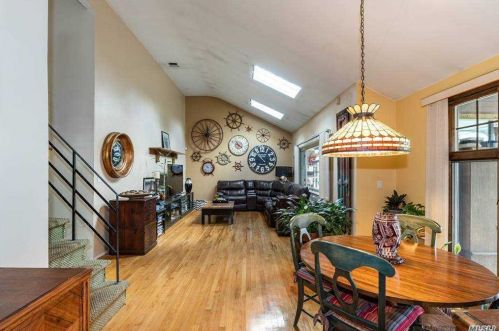 2 Crabapple Ln, Commack NY 11725-2404 exterior