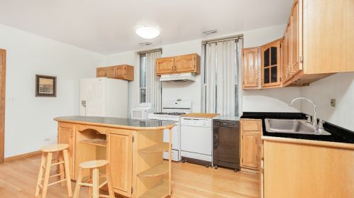 1825 Hermitage Ave, Chicago IL 60613-1106 exterior