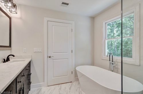 29 Hickory Pl, Livingston NJ  07039-3614 exterior