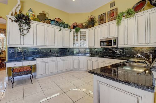 8048 Desmond Dr, Boynton Beach FL 33472-5013 exterior