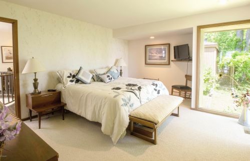 300 Cir Dr, Meskegon MI 49445-2712 exterior