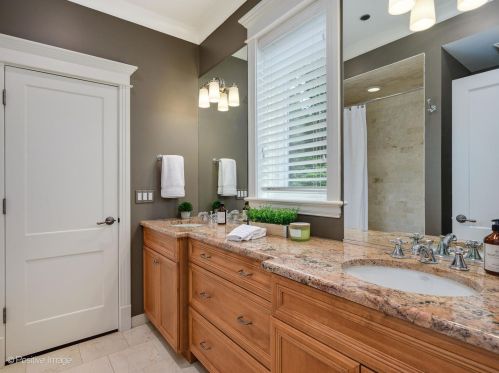 3720 Greenview Ave, Chicago IL 60613-3610 exterior