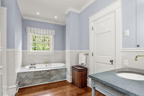 20 Partridge Holw Rd, Greenwich CT 06831-2663 exterior