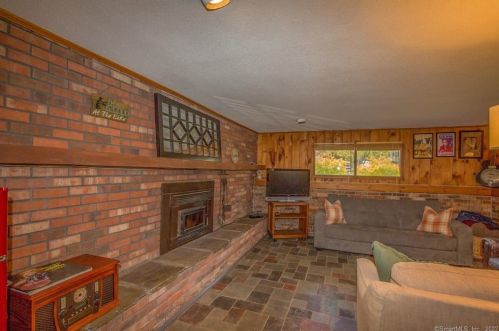 147 Cottage Rd, Enfield CT 06082-2209 exterior