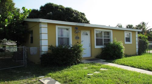 215 11 Ave, Boynton Beach FL 33435-3046 exterior