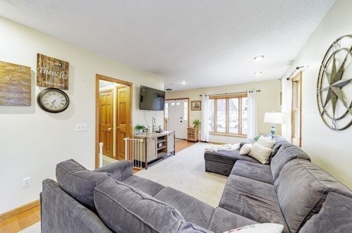 201 Winterset Dr, Springfield MA 01129-1850 exterior