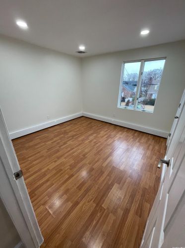 10 Lutz Dr, Valley Stream NY  11580-3112 exterior