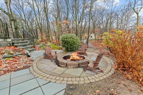 80 Indian Harbor Dr, Greenwich CT 06830-7148 exterior