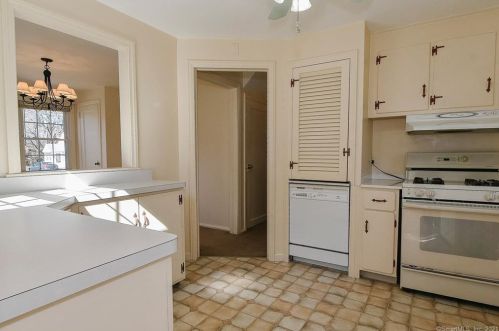 103 White St, Manchester CT 06042-3127 exterior