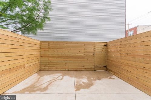 1958 8th St, Philadelphia PA 19122-2023 exterior