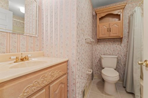 226 Pine Ct, Pittsburgh PA 15239-1953 exterior