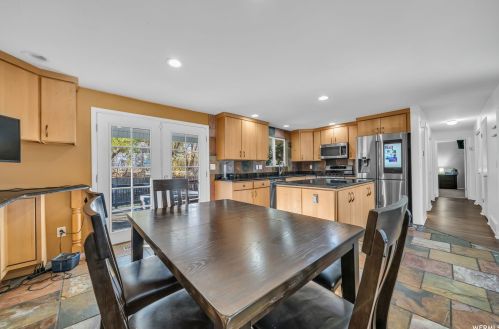 884 Spartan Dr, Sandy UT 84094-1811 exterior