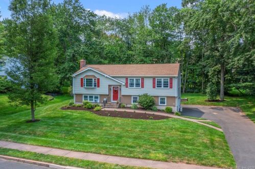 135 Lamplighter Dr, Manchester, CT 06040-6941