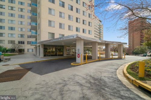 10201 Grosvenor Pl, Rockville MD 20852-4600 exterior