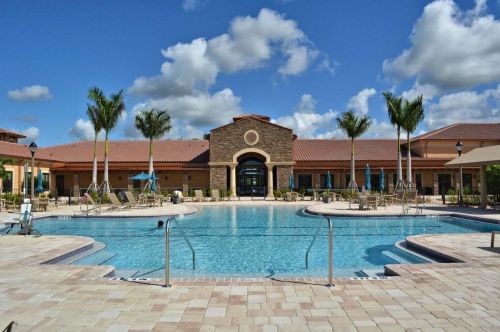 9472 Royal Poinciana Dr, Fort Pierce FL 34987-2513 exterior