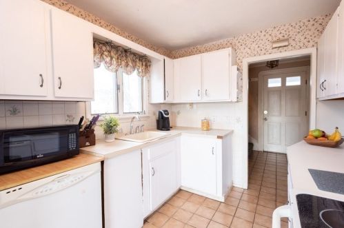 42 Ellsworth Rd, Peabody MA 01960-5325 exterior