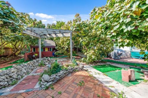 536 102 Ave, Naples FL 34108-3215 exterior