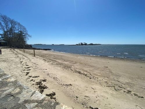 3 Hilltop Rd, Norwalk CT 06854-5001 exterior