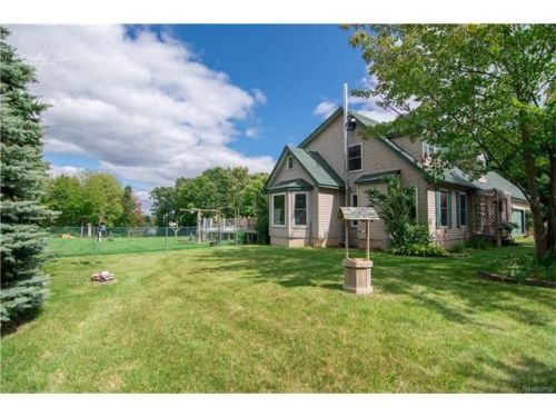 9970 Cambridge Acres Ct, Holly, MI 48442-8678