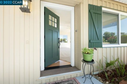 2081 Dalis Dr, Concord CA 94520-5423 exterior