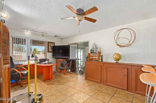 3340 Desert Cv Ave, Phoenix AZ 85028-3514 exterior