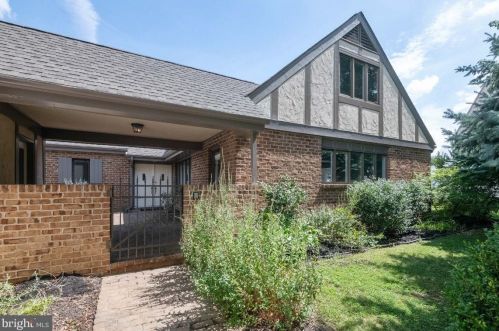 208 Honeysuckle Ct, Hanover, PA 17331-1318