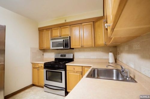 214 8 St, Fairview NJ 07022-1306 exterior