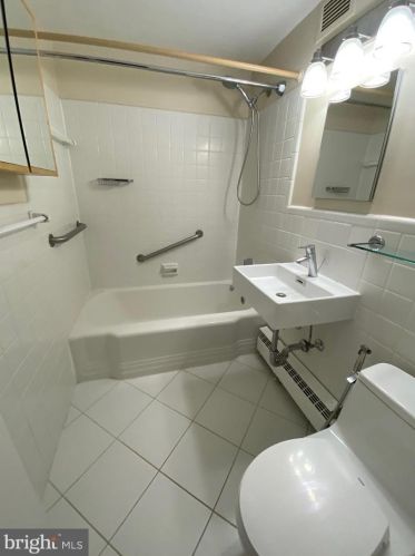 4200 Cathedral Ave, Washington DC 20016-4933 exterior