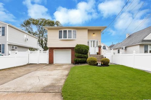 45 Tameling Ave, Babylon, NY 11702-3606