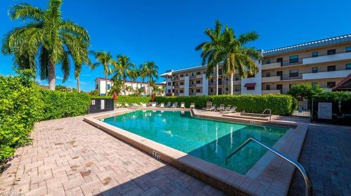 801 River Point Dr, Naples FL 34102-3453 exterior