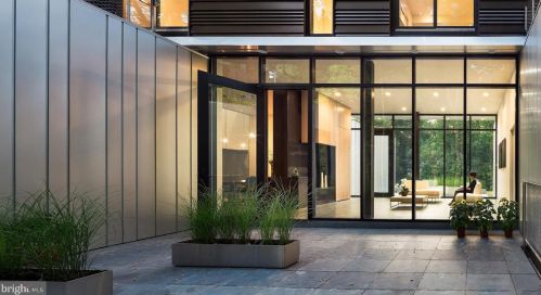 8725 Brk Rd, Mc Lean VA 22102-1507 exterior