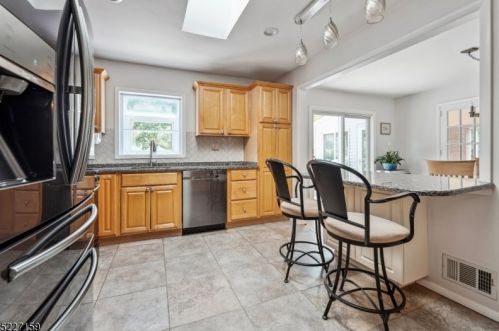 69 Sutton Dr, Berkeley Heights NJ 07922-2513 exterior