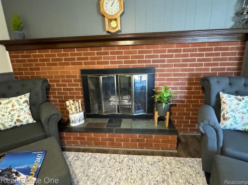 2853 Emmons Ave, Rochester MI 48307-4725 exterior