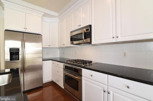 713 Carpenter Rd, Alexandria VA  22314-6227 exterior