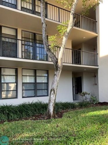 2 Royal Palm Way, Boca Raton FL 33432-7861 exterior