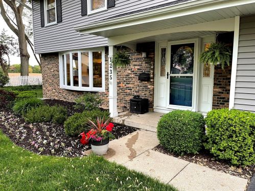 1235 13th St, Saint Charles, IL 60174-3718