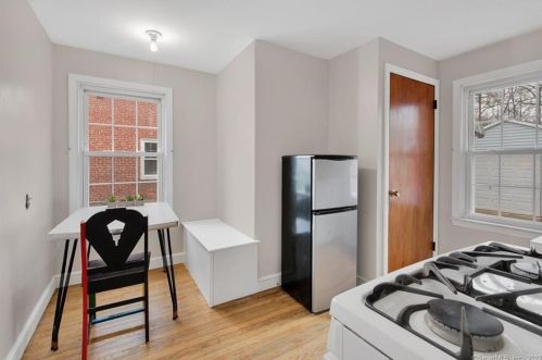 27 Essex St, Manchester CT 06040-4003 exterior