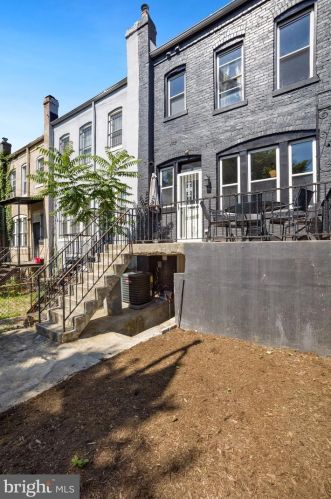 1933 Smt Pl, Washington DC 20002-1353 exterior