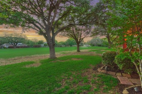 102 Golfview Dr, Montgomery TX 77356-8804 exterior