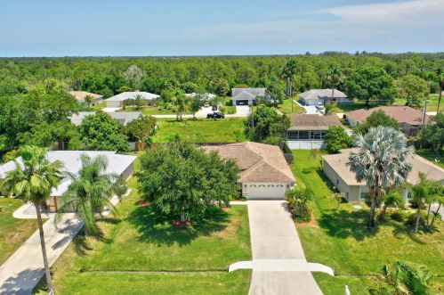 2885 Eagle Dr, Fort Pierce FL 34951-2374 exterior